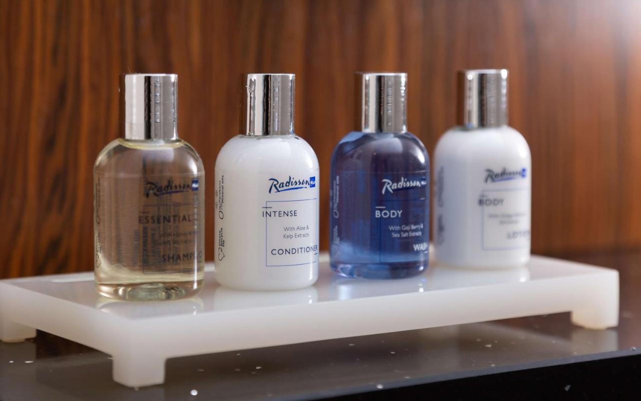 Radisson Blu Aurum Hotel, Μπρασόβ Εξωτερικό φωτογραφία Shower gel, shampoo, conditioner and body wash