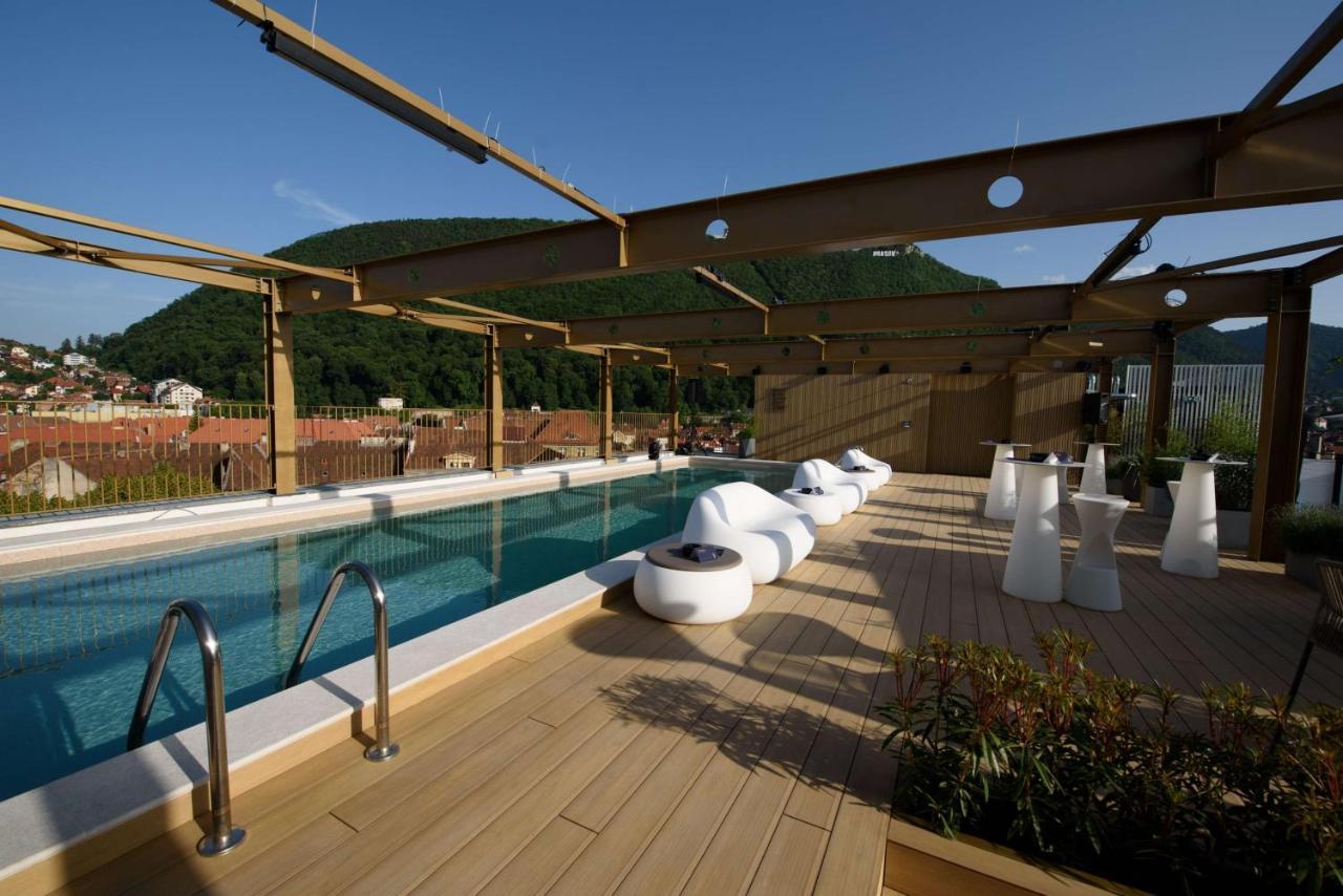 Radisson Blu Aurum Hotel, Μπρασόβ Εξωτερικό φωτογραφία The rooftop pool at the Hotel