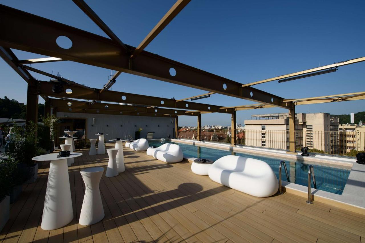 Radisson Blu Aurum Hotel, Μπρασόβ Εξωτερικό φωτογραφία The rooftop pool at the Hotel