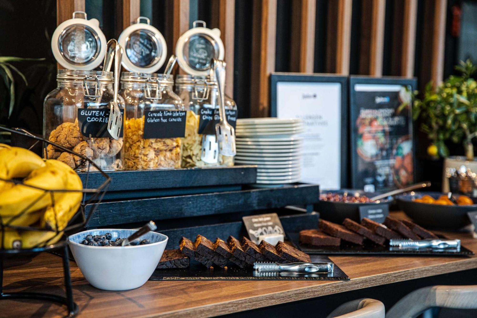 Radisson Blu Aurum Hotel, Μπρασόβ Εξωτερικό φωτογραφία A selection of breakfast items at a buffet