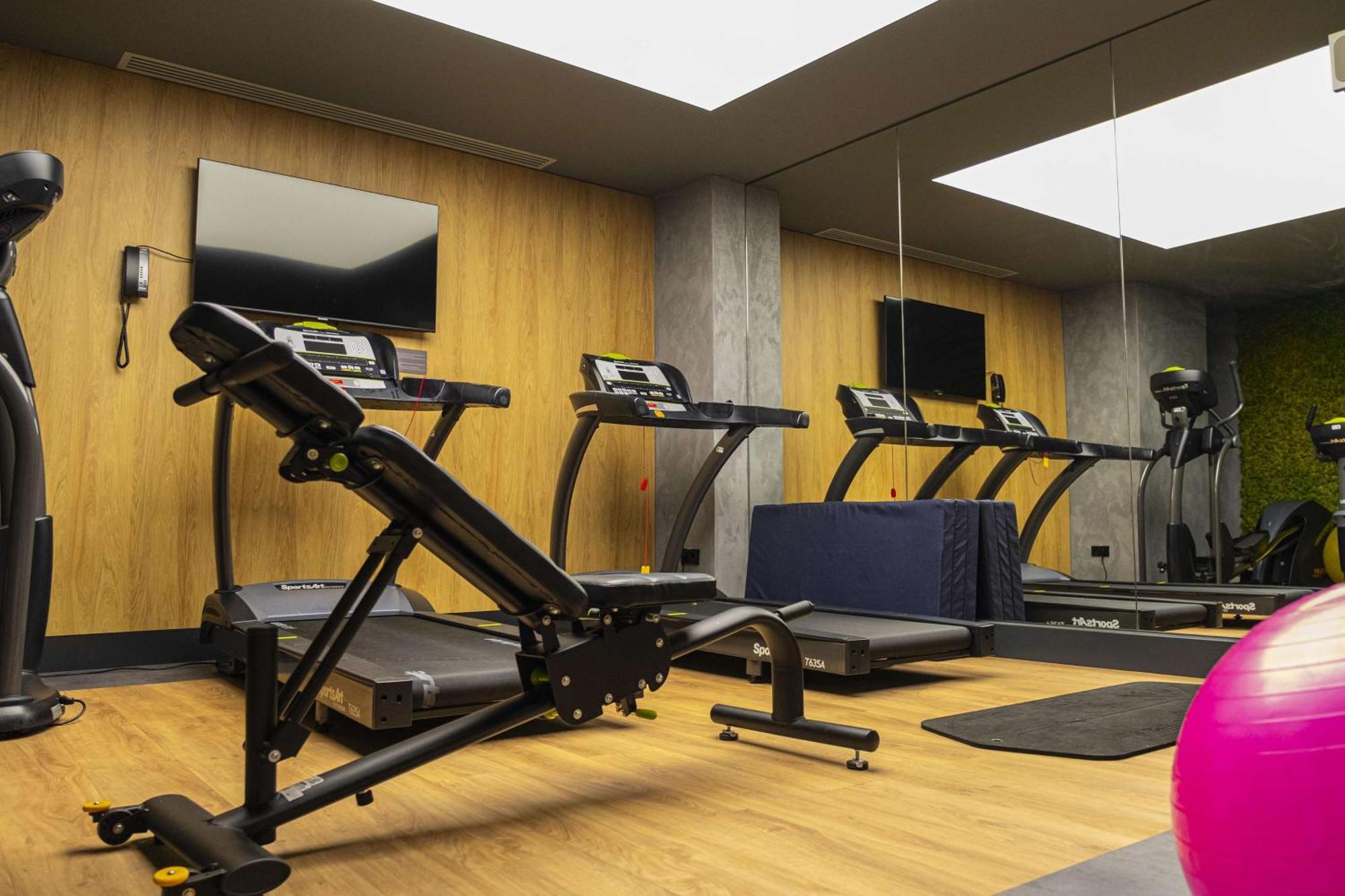 Radisson Blu Aurum Hotel, Μπρασόβ Εξωτερικό φωτογραφία The gym at the hotel