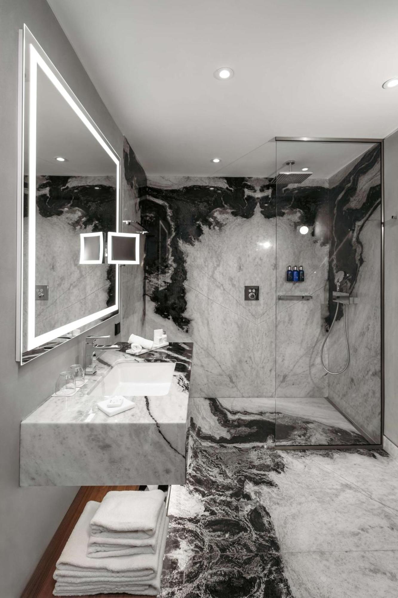 Radisson Blu Aurum Hotel, Μπρασόβ Εξωτερικό φωτογραφία A shower with a glass door