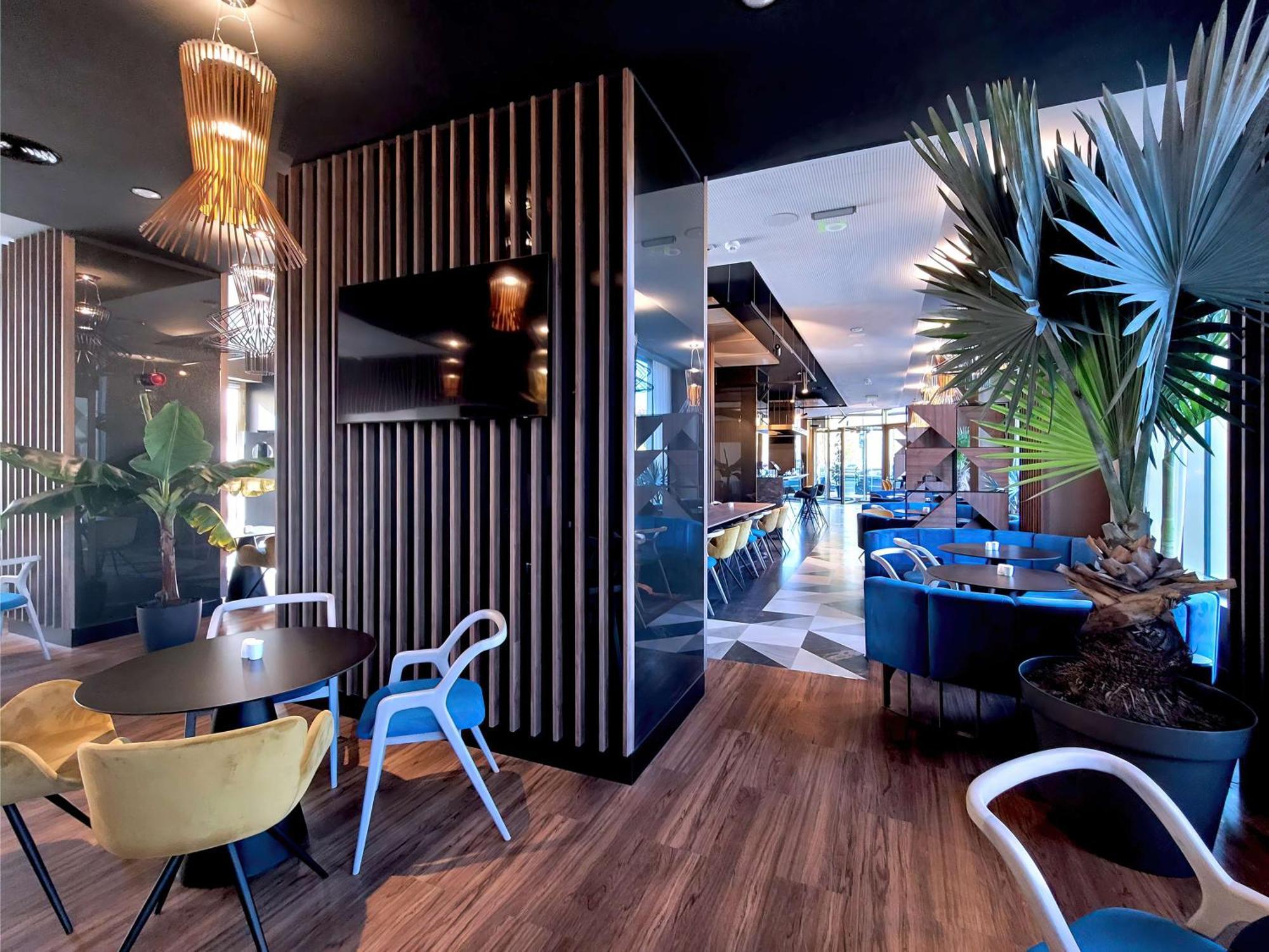 Radisson Blu Aurum Hotel, Μπρασόβ Εξωτερικό φωτογραφία The lounge at the airport