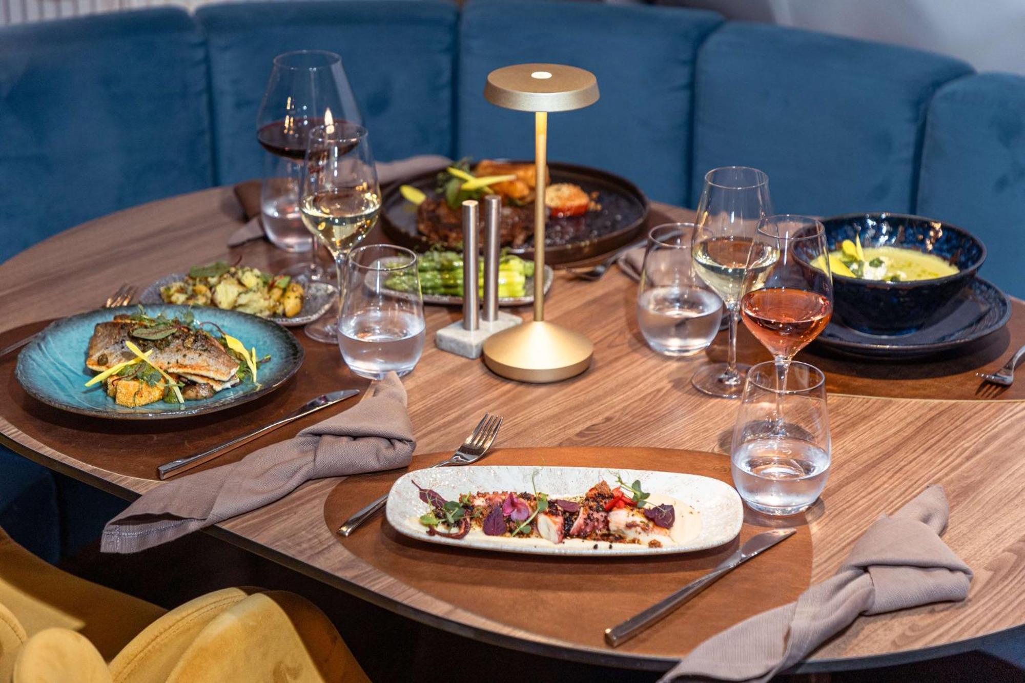 Radisson Blu Aurum Hotel, Μπρασόβ Εξωτερικό φωτογραφία A table at the restaurant