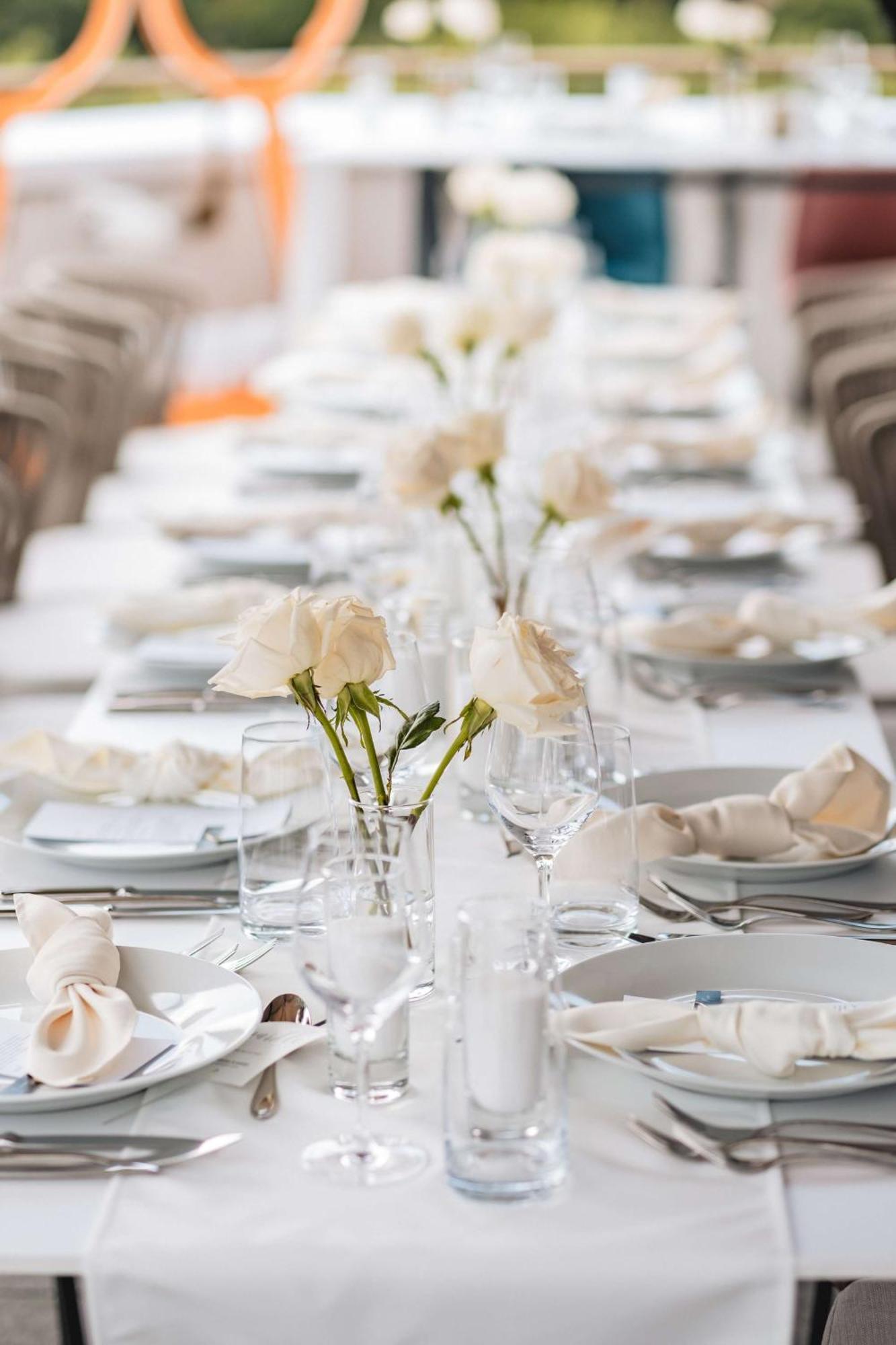 Radisson Blu Aurum Hotel, Μπρασόβ Εξωτερικό φωτογραφία A table set for a formal dinner