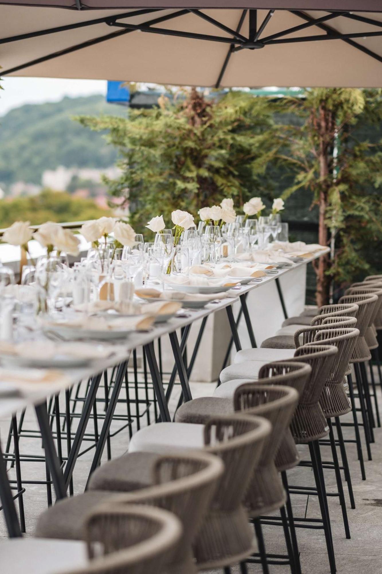 Radisson Blu Aurum Hotel, Μπρασόβ Εξωτερικό φωτογραφία The Terrace at the InterContinental Vienna